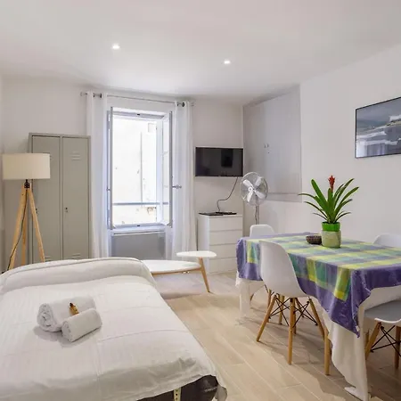 Apartment Beautiful Flat In The Old Town Of - Welkeys